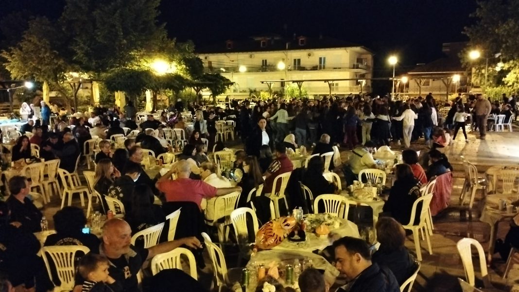 Πλήθος κόσμου στο παραδοσιακό γλέντι στην Πλατεία Πελεκανίδη