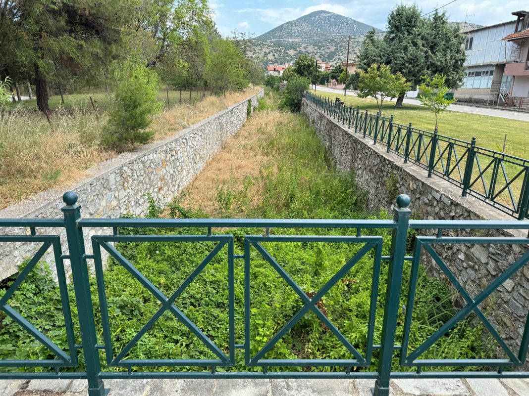 Καθαρίστηκε ένα μικρό κομμάτι του ρέματος των Κρηνίδων
