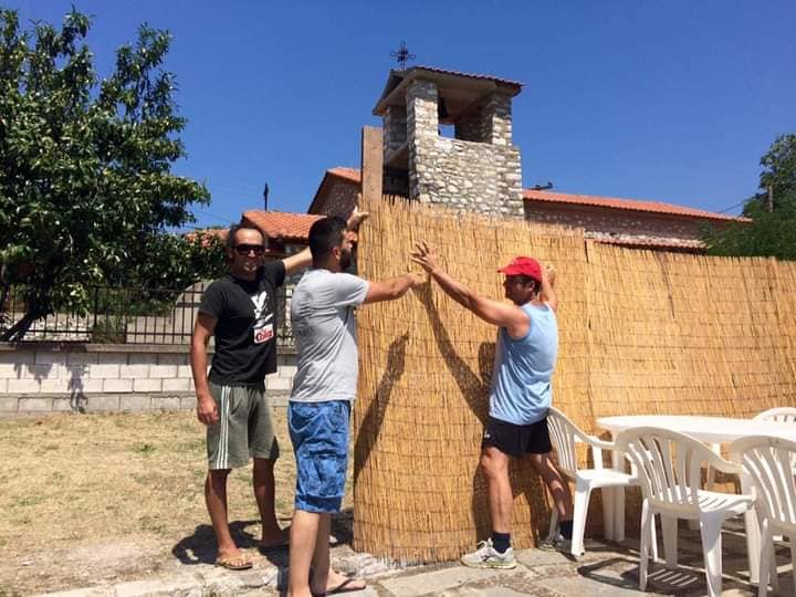 Λυκόστομο: Με εθελοντική εργασία στον προαύλιο χώρο του σχολείου όλα έτοιμα για το σημερινό γλέντι