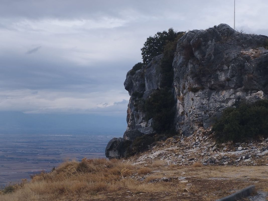 Θεατρική παράσταση στον βράχο του Βρούτου (Ακρόπολη Κεφαλαρίου) το βράδυ της Αυγουστιάτικης πανσελήνου από τη θεατρική ομάδα “Αργοναύτες”