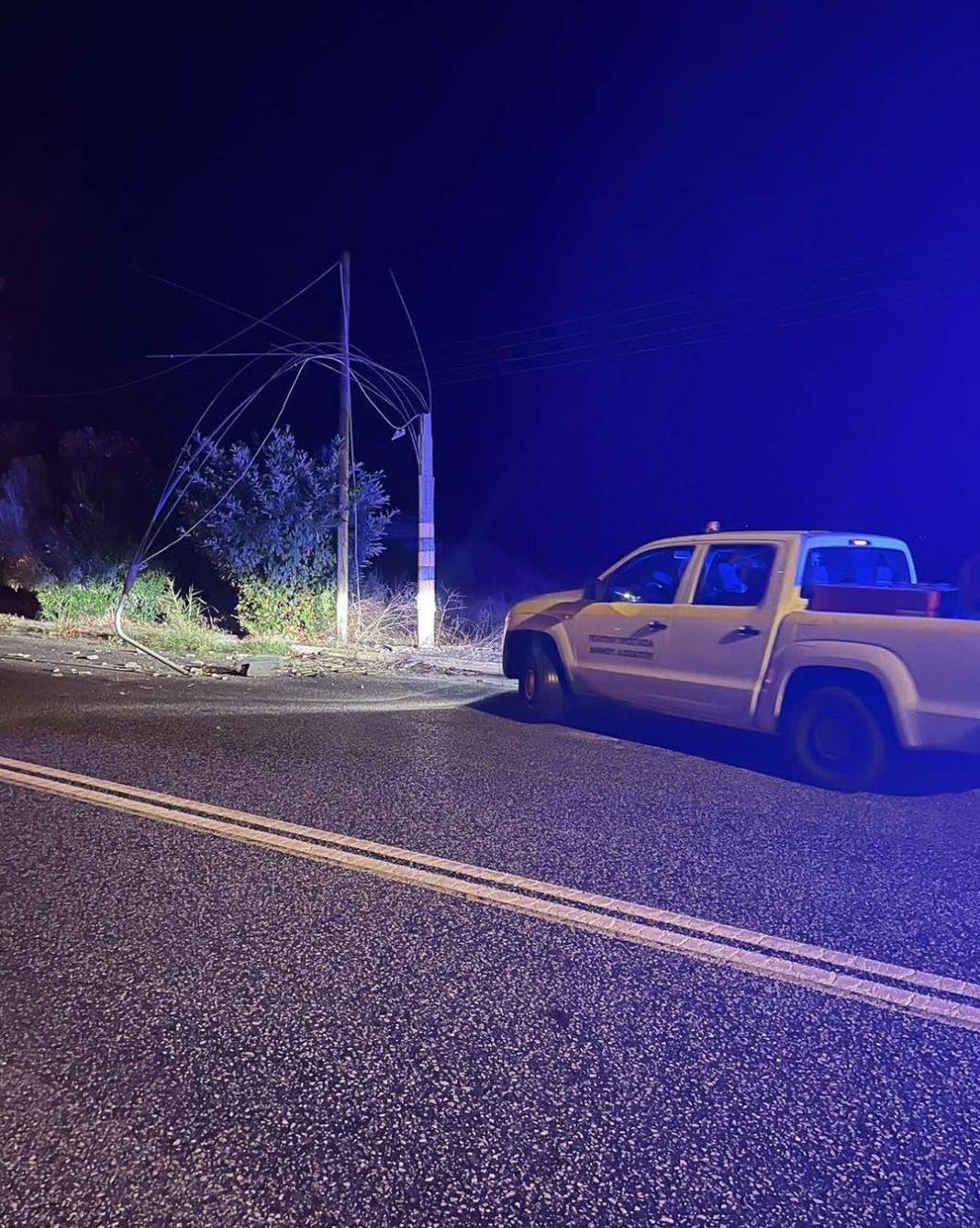 Καλαμπάκι: Κολώνα της ΔΕΗ έσπασε και έπεσε στην επαρχιακή οδό Φτελιά – Καλαμπάκι εχθές αργά το απόγευμα