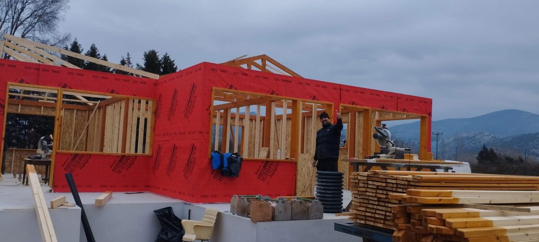 Άρχισε η κατασκευή του δευτέρου, εντυπωσιακού οικίσκου στα Λασπόλουτρα Κρηνίδων