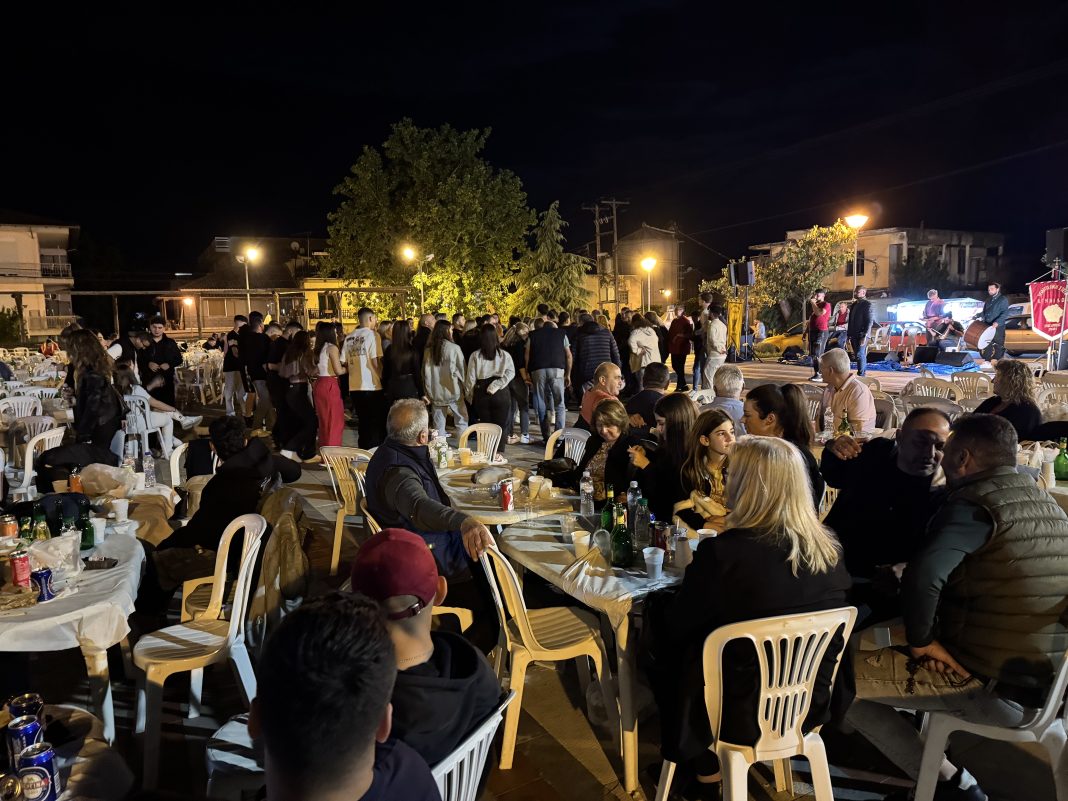 Πολύς κόσμος στην πλατεία Πελεκανίδη στο γλέντι για τον εορτασμό του Αγίου Χριστοφόρου, πολιούχου των Κρηνίδων