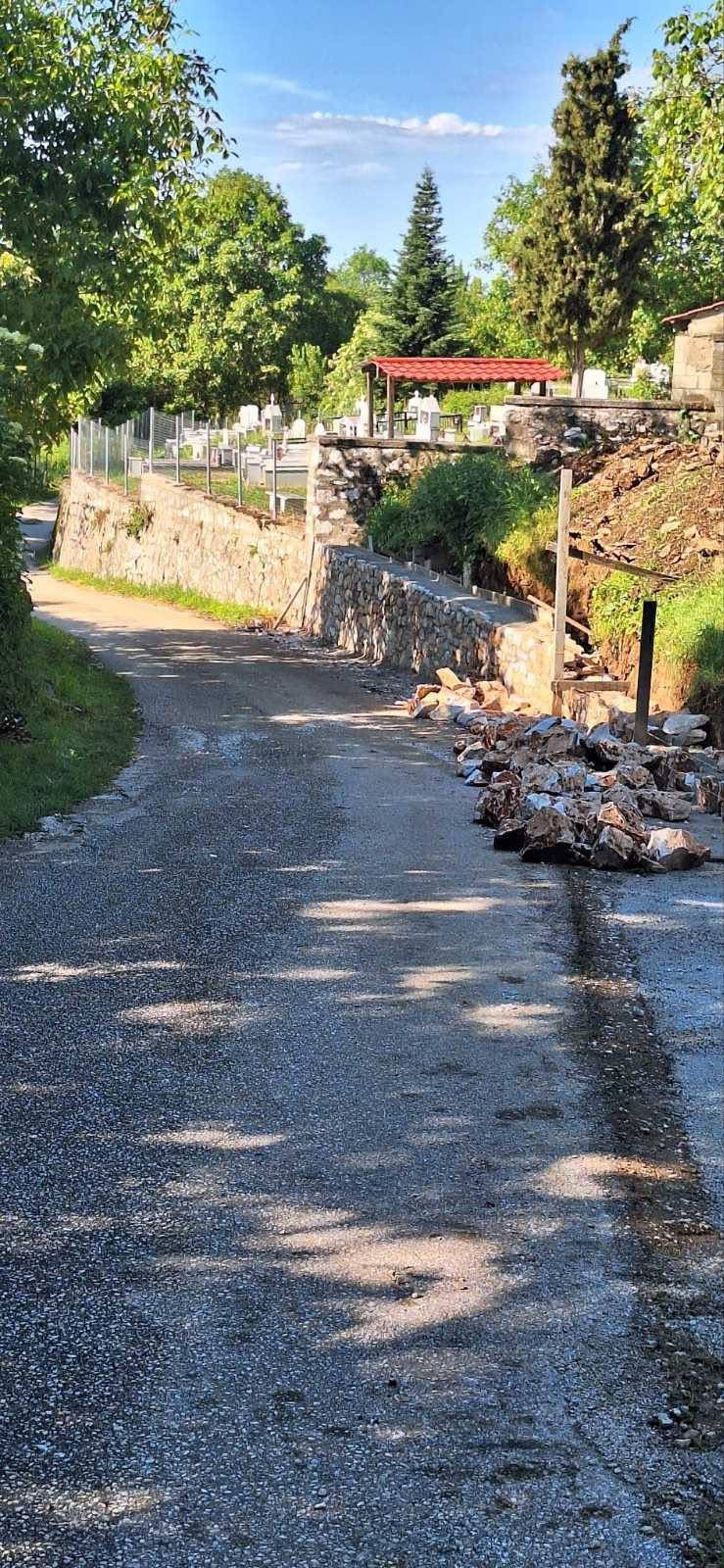 Μέλη του συλλόγου Λυκοστομιτών με εθελοντική εργασία επιδιορθώνουν τους πέτρινους τείχους αντιστήριξης του δρόμου