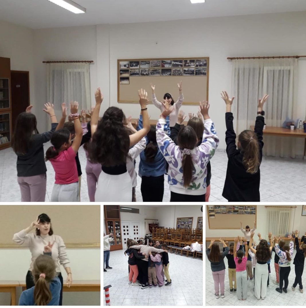 Πολύστυλο: Έμαθαν στα παιδιά να τραγουδούν στη νοηματική γλώσσα