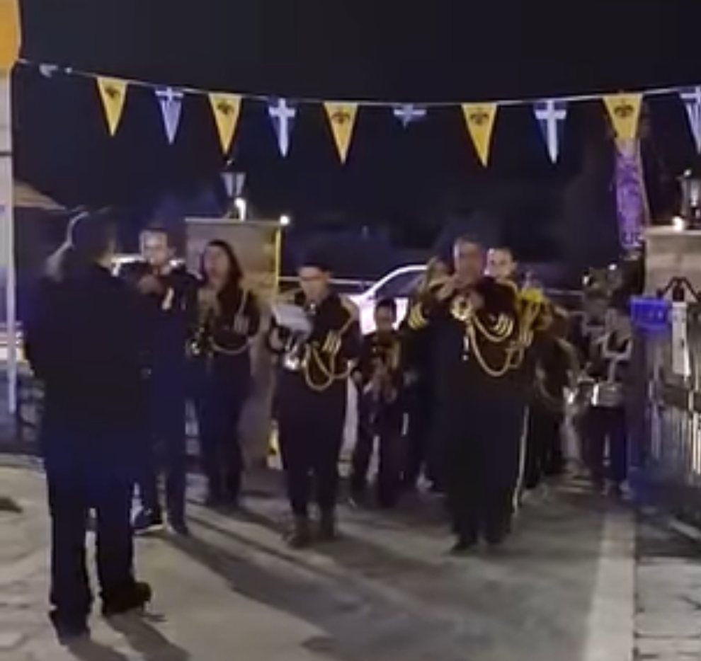 Με κατάνυξη η λιτανεία της εικόνας των Αγίων Ταξιαρχών στον Αμυγδαλεώνα.